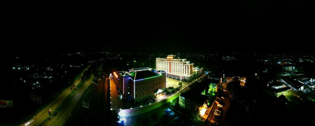 Golden Peacock Hotel Блантайр Экстерьер фото