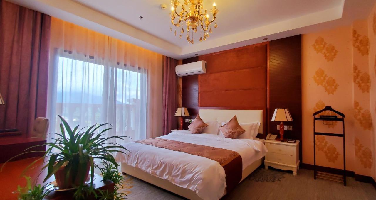 Golden Peacock Hotel Блантайр Экстерьер фото