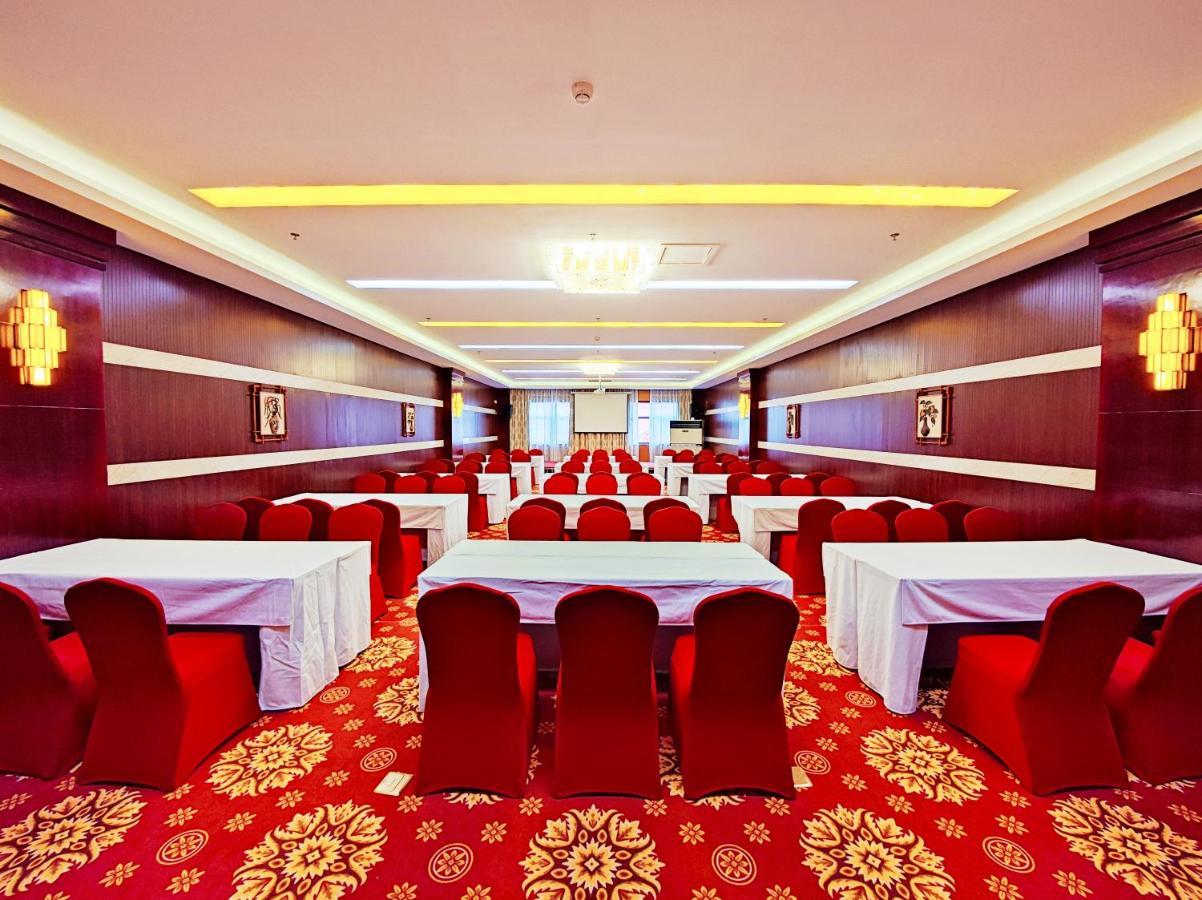 Golden Peacock Hotel Блантайр Экстерьер фото