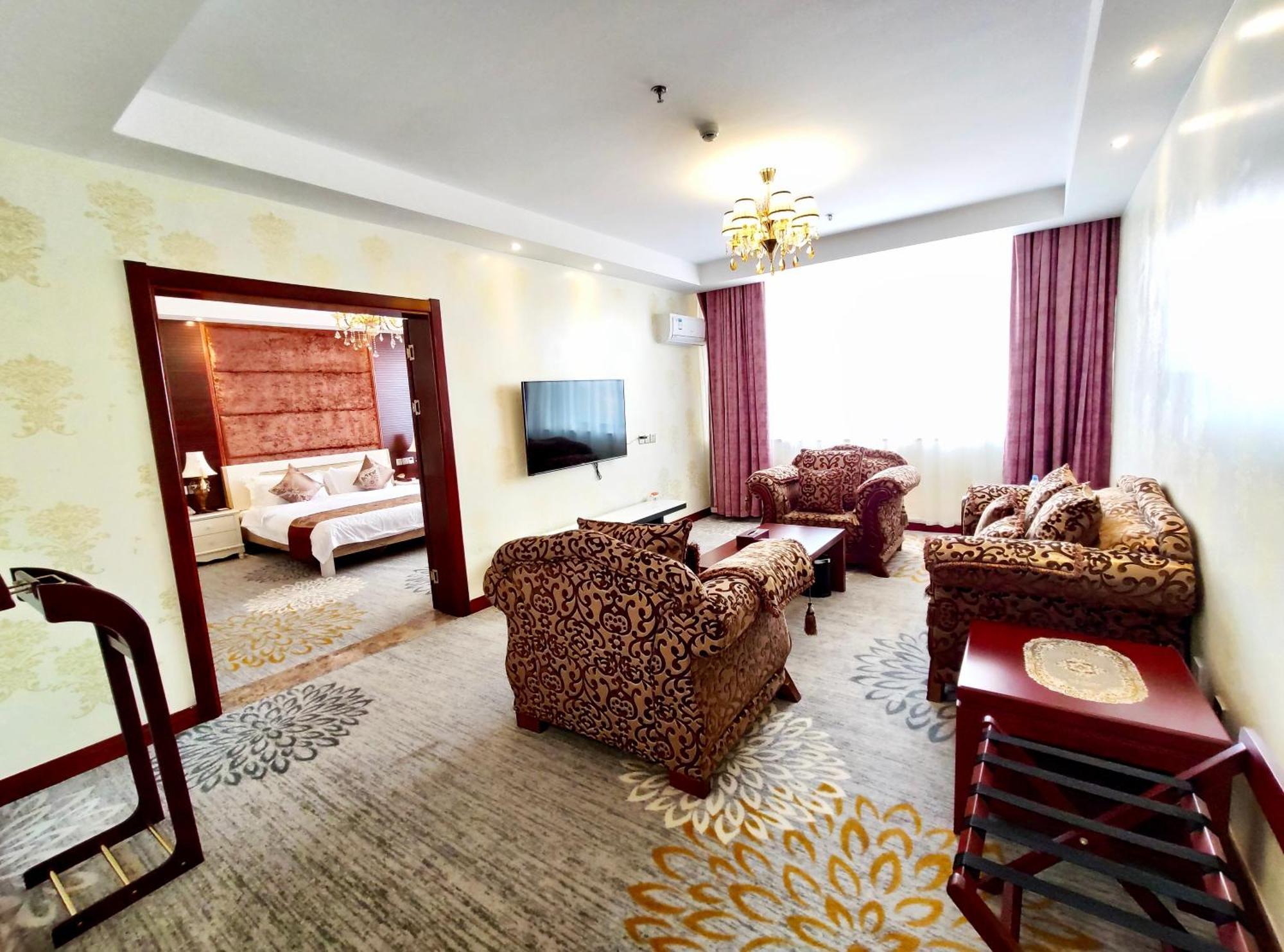 Golden Peacock Hotel Блантайр Экстерьер фото